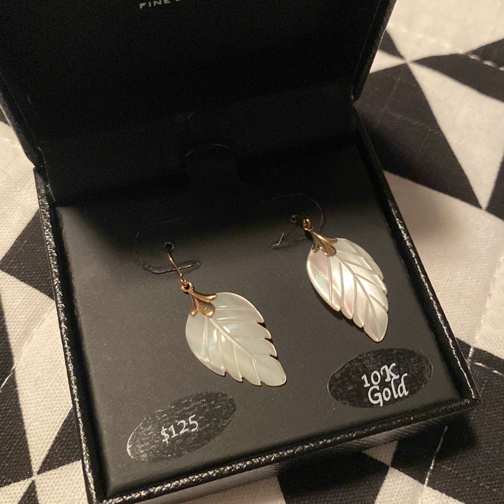 Pearlescent leaf earrings - Picture 3 of 3